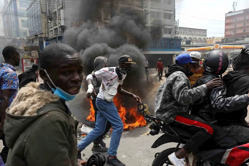 Kenya’da göstericiler, araçları ateşe verdi
