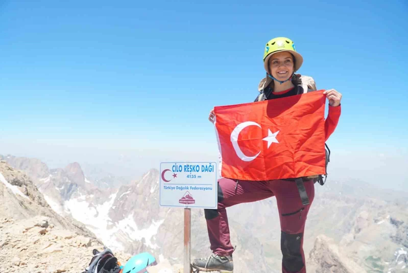 İzmirli dağcılar Türkiye’nin en yüksek ikinci zirvesine ekipmansız tırmandı
