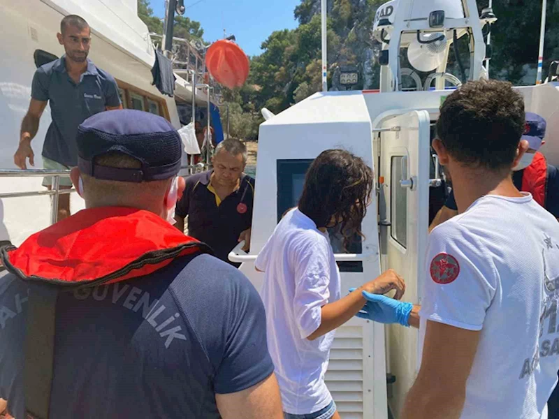 Sahil Güvenlikten gezi teknesinde rahatsızlanan vatandaşa tıbbi tahliye
