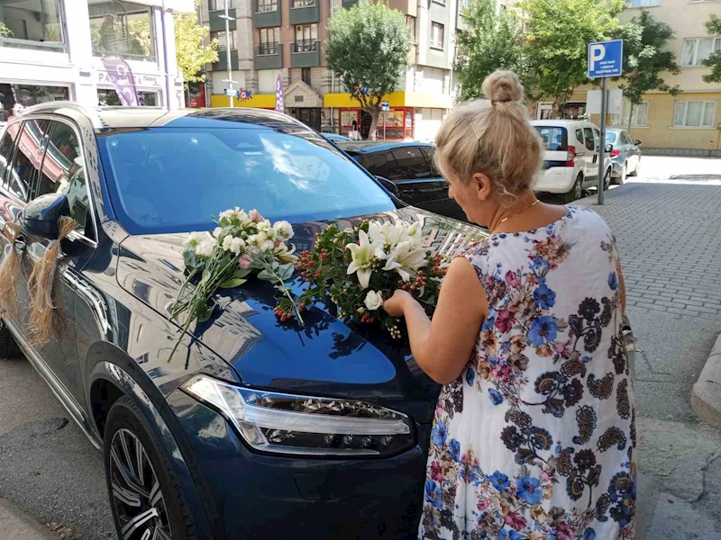 Düğün sezonuyla birlikte çiçekçilerde ‘gelin arabası’ yoğunluğu başladı
