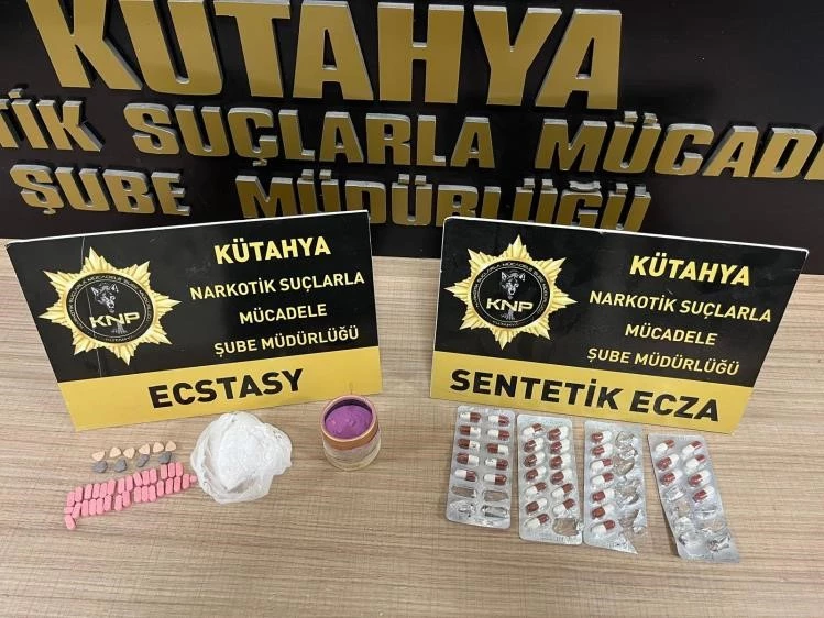 Kütahya’da araçlarında uyuşturucu bulunan 2 zanlı tutuklandı
