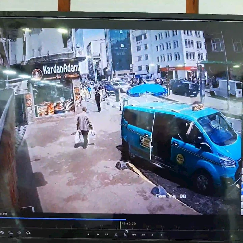 Rize’de otomobilin çarptığı kadın yaralandı, kaza anı kameraya yansıdı
