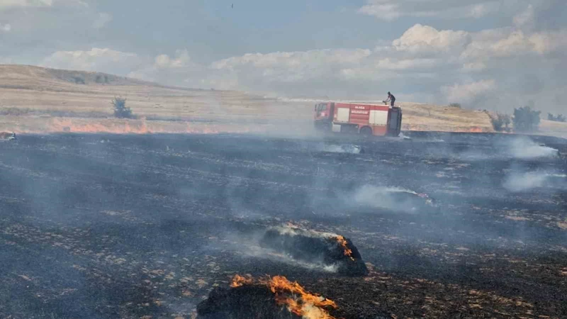 Anız yangını saman balyaları ve ekili arazilere zarar verdi

