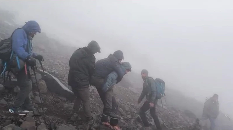 Ağrı Dağı’nda kaybolan 2 dağcıyı arama çalışmaları sürüyor
