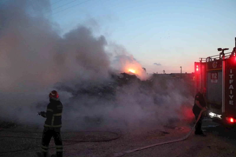 Sakarya’da korkutan yangın: Dumanlar mahalleyi kapladı
