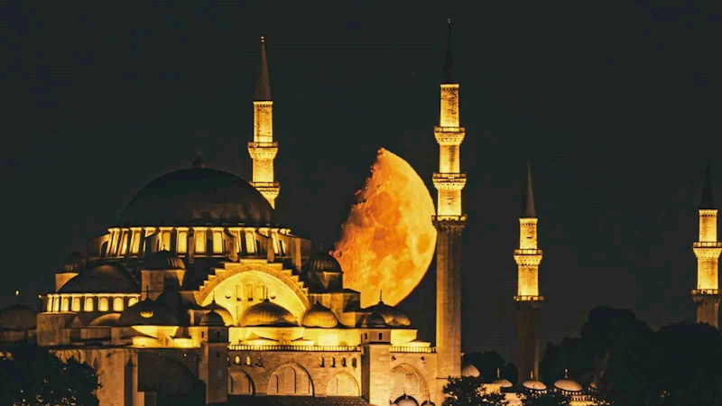 Süleymaniye Camii, yarım ay ile buluştu, ortaya kartpostallık görüntüler çıktı
