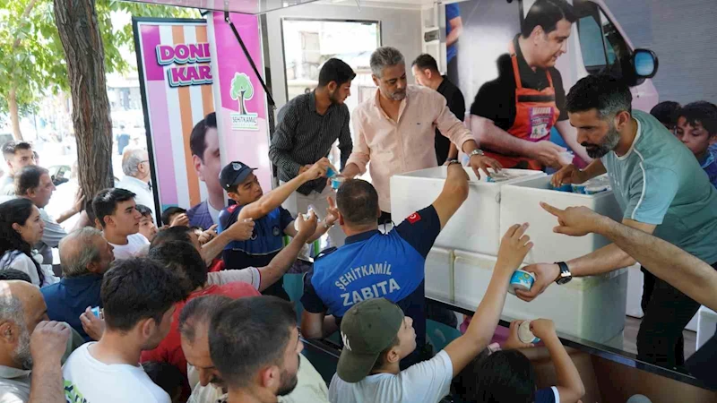 Dondurma karavanı, Çıksorut ve Yeşilova’daki çocuklara mutluluk götürdü
