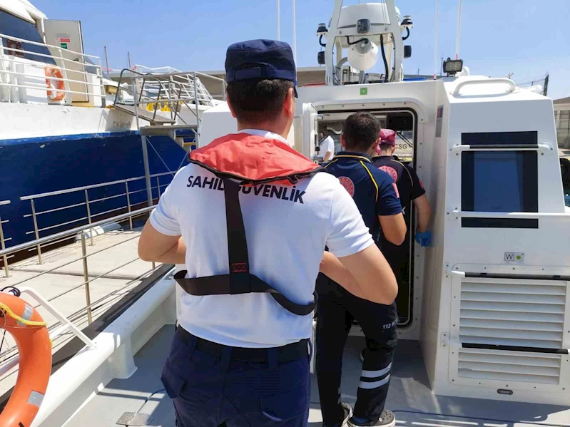 Gezi teknesinde rahatsızlanan vatandaşa tıbbi tahliye
