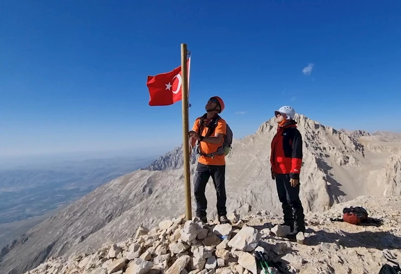 Kırşehir’de dağcılar, 3 bin 560 metrelik Eznevit Zirvesi’ne tırmandı

