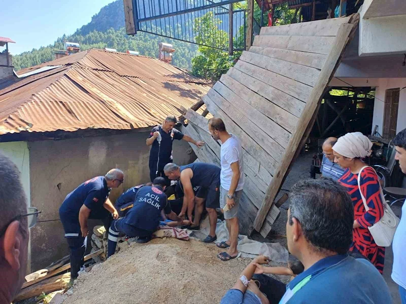 Adana’da çardak direği kırıldı, üzerindekiler aşağı düştü: 4 yaralı

