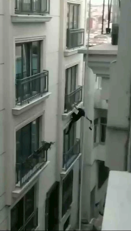 İstanbul’da “örümcek adam” gibi otele tırmanan hırsız kamerada
