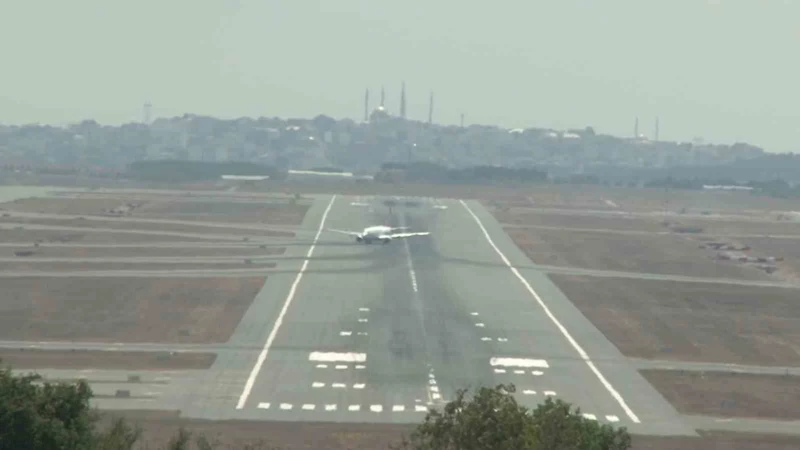 Aşırı sıcakta İstanbul Havalimanı pistlerinde dalgalanmalar oluştu
