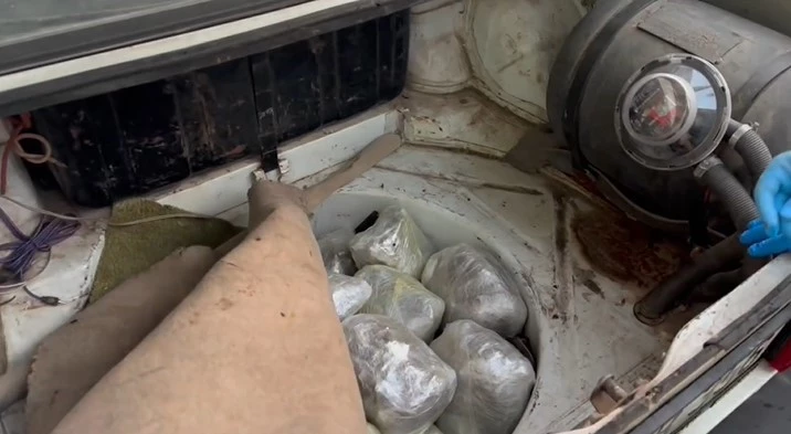Çekiciyle taşınan otomobilin bagajında 8 kilo 865 gram uyuşturucu ele geçirildi
