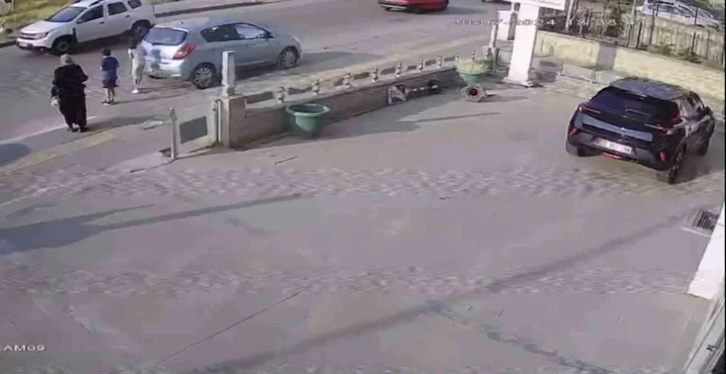 Aniden yola atlayan çocuğa otomobilin çarptığı an kamerada
