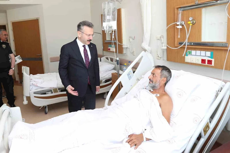 Vali Aksoy operasyonda yaralanan polis memurunu hastanede ziyaret etti
