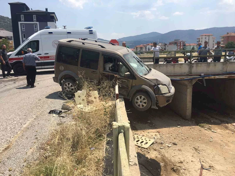 Burdur’da iki otomobil çarpıştı, araçlardan biri köprüde asılı kaldı: 3 yaralı
