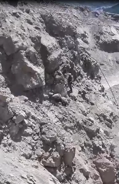 Kurttan kaçıp kayalıklarda mahsur kalan 3 koyun AFAD tarafından kurtarıldı
