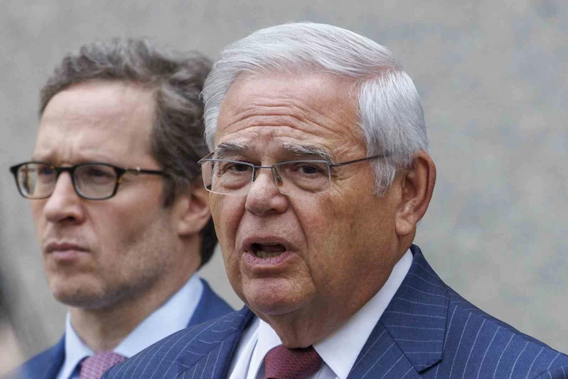 Rüşvet ve yolsuzluktan suçlu bulunan ABD’li Senatör Bob Menendez istifa etti
