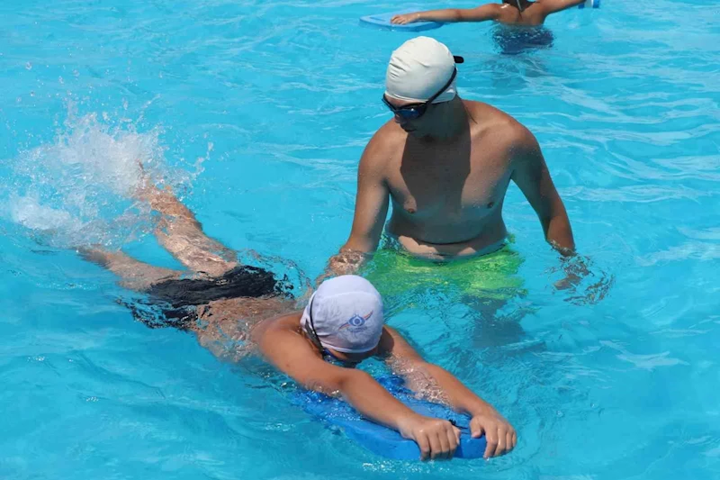 Sultangazi’de çocuklar yaz tatilinde yüzme öğreniyor
