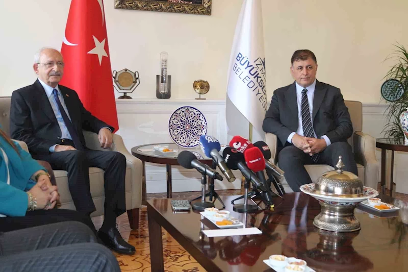 Kemal Kılıçdaroğlu: “Cemil Başkanın İzmir’in sorunlarını akılcı politikalarla çözeceğine inanıyorum”
