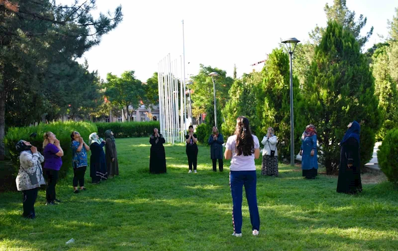 Diyarbakır’da parklarda eğitmenler eşliğinde ’Sabah sporları’ yapılıyor
