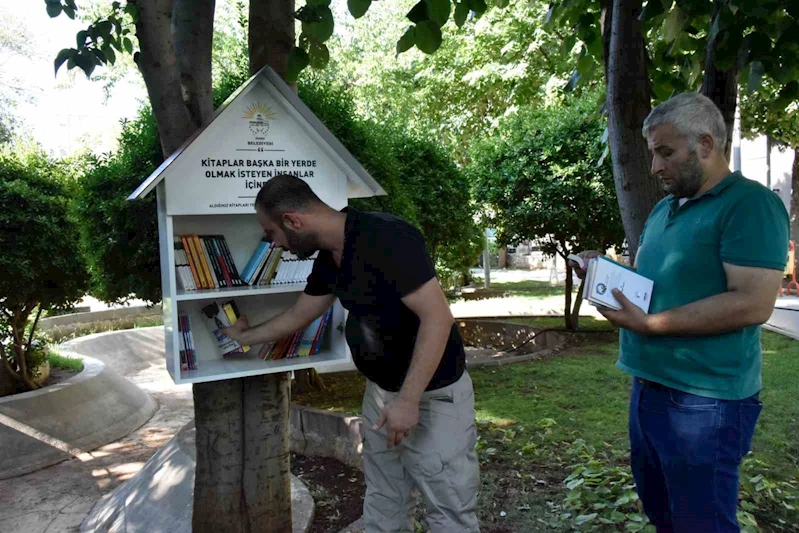 Parklarda mini kitaplıklar kuruldu
