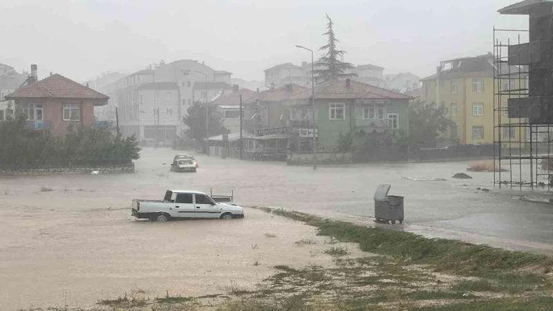 Karaman’da sağanak su baskınlarına neden oldu
