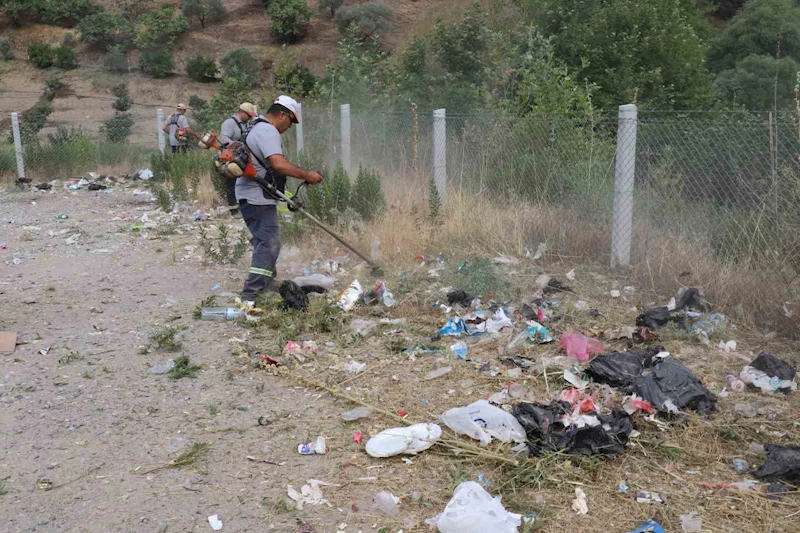 Nazilli’de doğaya bırakılan 3 kamyon çöpü topladılar
