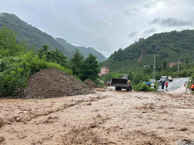 Belediye ekipleri şiddetli yağışlar sonrası kapanan yolları ulaşıma açtı
