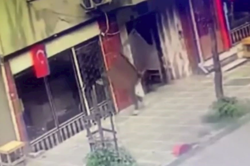 İstanbul’da ilginç hırsızlık kamerada: Apartmanın kapısını söküp çaldı

