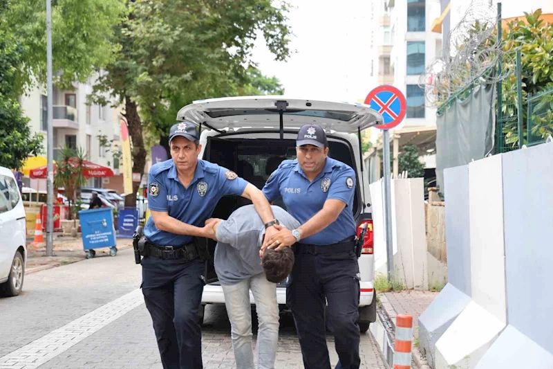 20 yaşında 53 yıl hapis cezasıyla aranan suç makinesi Adana’da parkta yakalandı
