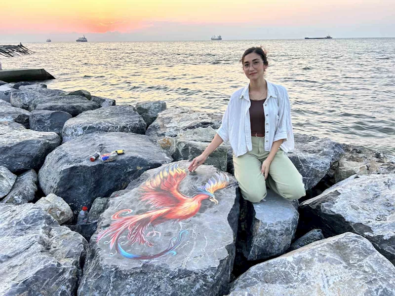Akdeniz kıyısındaki dalga kıran kayalar ressam eliyle renkleniyor
