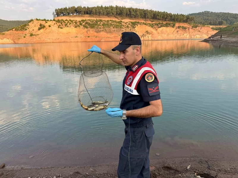 Jandarma küçük balık avlayan 7 kişiye 18 bin lira ceza kesti
