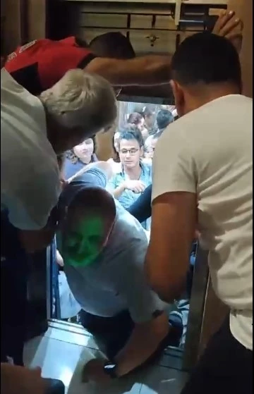 Asansörde mahsur kalan 10 kişi itfaiye ekiplerince kurtarıldı
