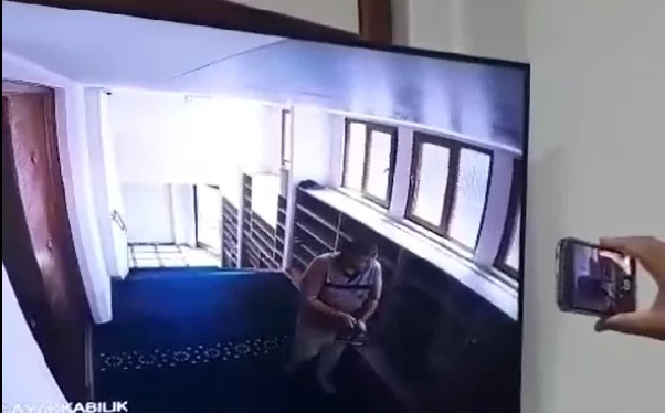 Yalova’da camiden ayakkabı hırsızlığı kamerada
