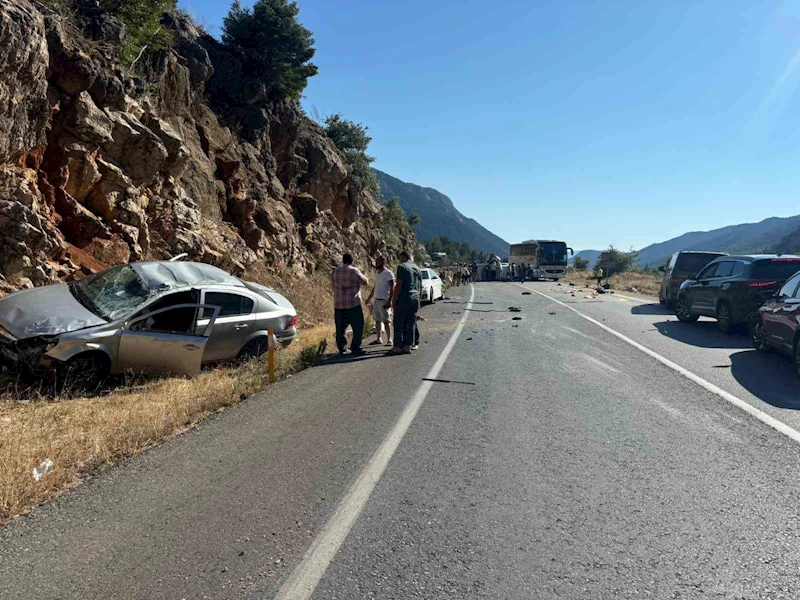 Antalya’da 4 araç birbirine girdi: 4 yaralı
