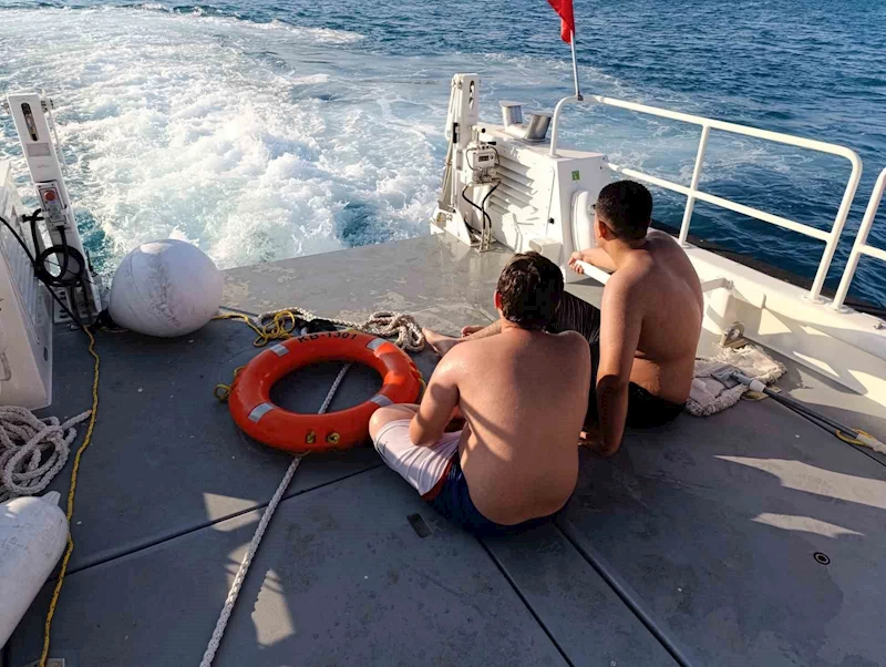 Van Gölü’nde mahsur kalan 2 çocuğu gemi adamları kurtardı

