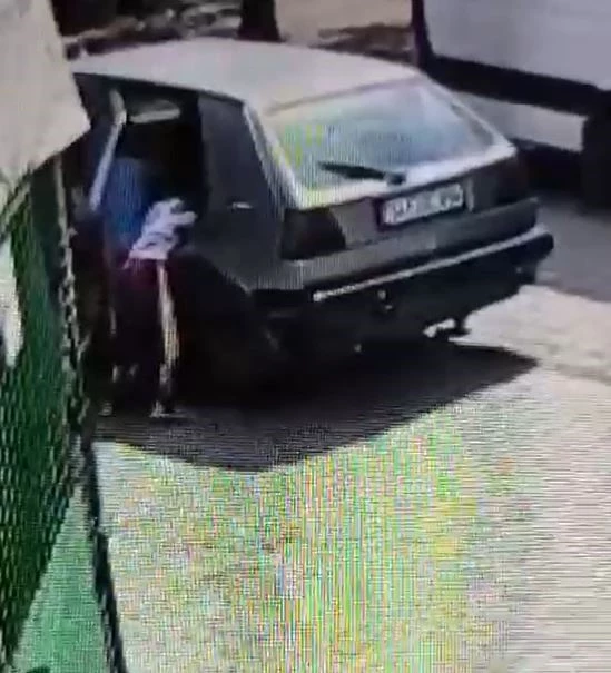 Arnavutköy’de oyun oynayan iki çocuk otomobili yaktı: O anlar kamerada
