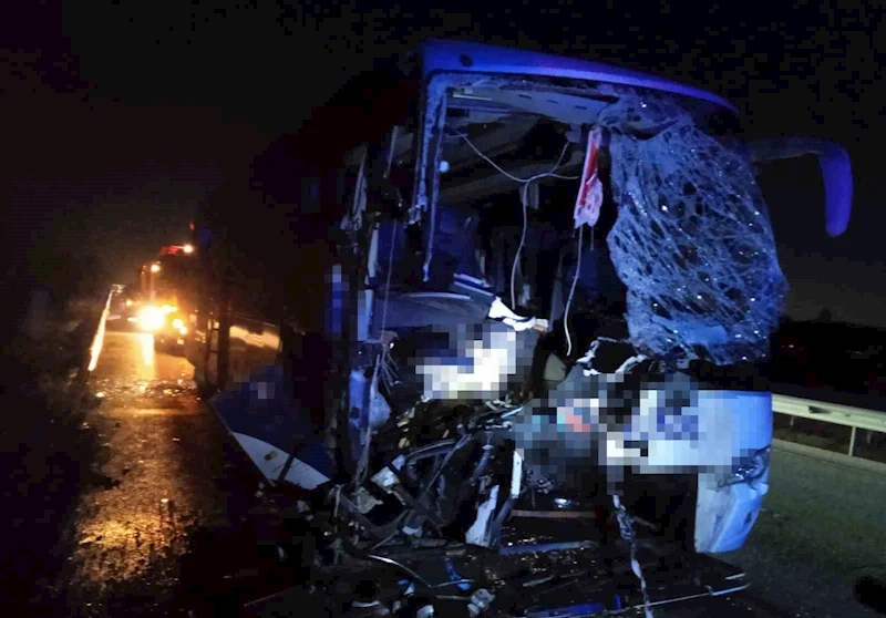 Yolcu otobüsü kamyona arkadan çarptı: 1 ölü, 14 yaralı
