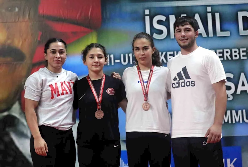 Kepez’in kadın güreşçileri Türkiye Şampiyonası’nda bronz madalya kazandı,
