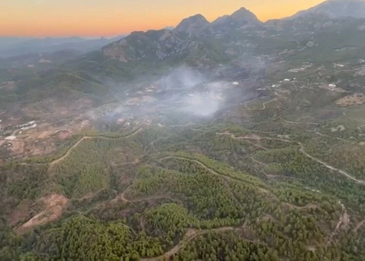 Serik yanan ormanlık alan havadan görüntülendi

