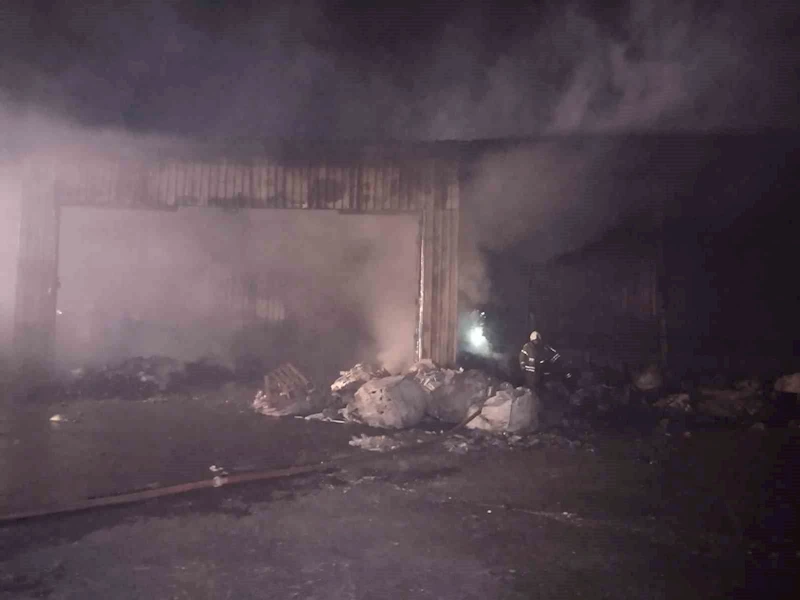 Ümraniye’de atık kağıt geri dönüşüm tesisinde çıkan yangın söndürüldü
