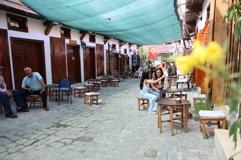 Türkiye’ye örnek oldu, bu sokak kadınların el emeğiyle canlandı
