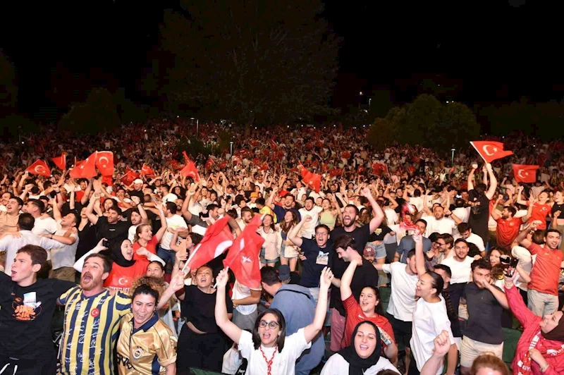Milli heyecan Beşiktaş’ta Sanatçılar Parkı’nda yaşandı
