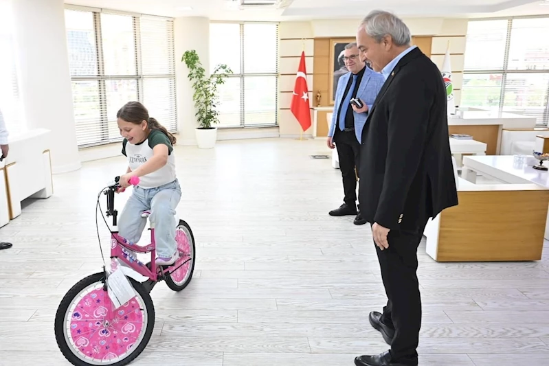Kepez Belediye Başkanı Mesut Kocagöz’den küçük Seher’e bisiklet sürprizi
