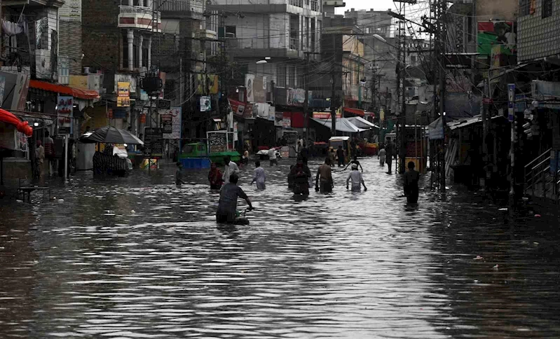 Pakistan muson yağmurlarına teslim oldu: 24 ölü
