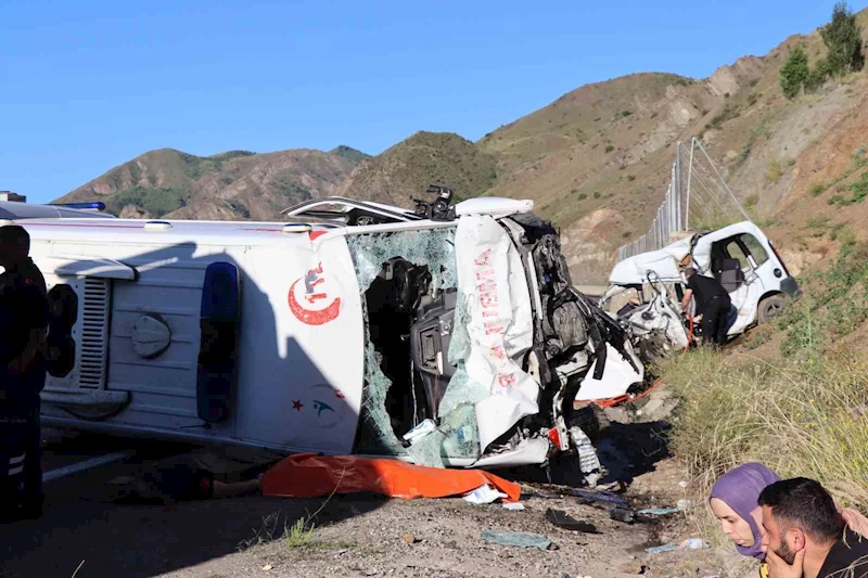 Erzurum’da ambulans ile hafif ticari araç çarpıştı: 4 ölü, 1 yaralı
