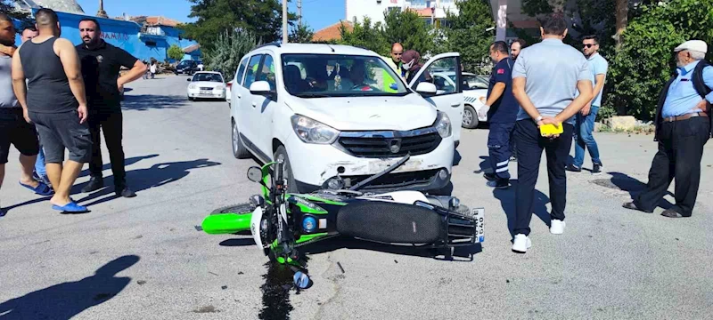 Otomobille motosiklet çarpıştı: 2 yaralı
