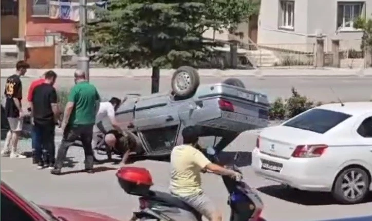 Takla atan otomobilin sürücüsünü araçtan vatandaşlar çıkardı
