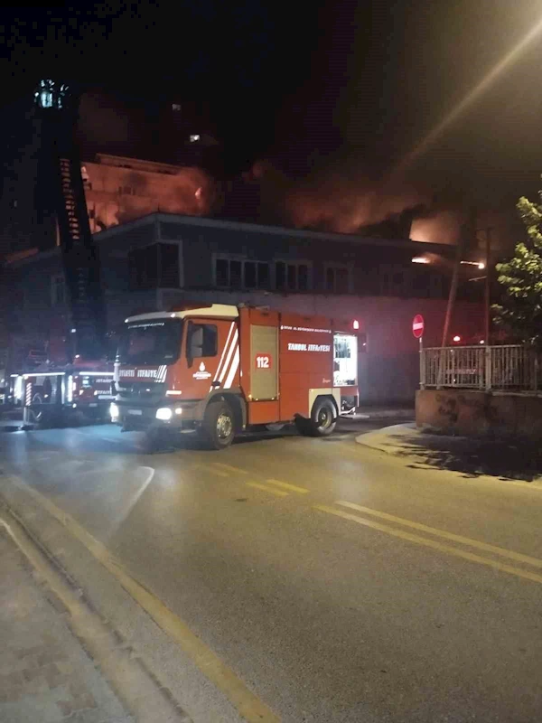 Ümraniye’de mobilya imalathanesinin çatısı alev alev yandı
